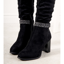 Botas negras en el poste de Alexis aislado negro 3