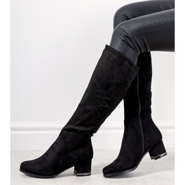 Botas negras en el poste aislado Willka negro 1