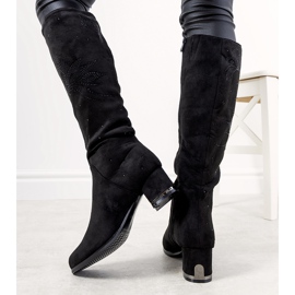 Botas negras en el poste aislado Willka negro 2
