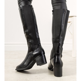 Botas negras en el poste Jurado aislado negro 1 Botas negras en el poste Jurado aislado negro 1