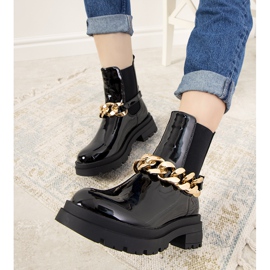 Botines negros de charol con cadena Tapia 2