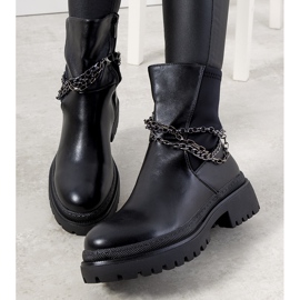 Botas negras aisladas con cadenas Mora negro 3