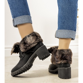 Botas negras aisladas con pelo Varrone negro 1 Botas negras aisladas con pelo Varrone negro 1