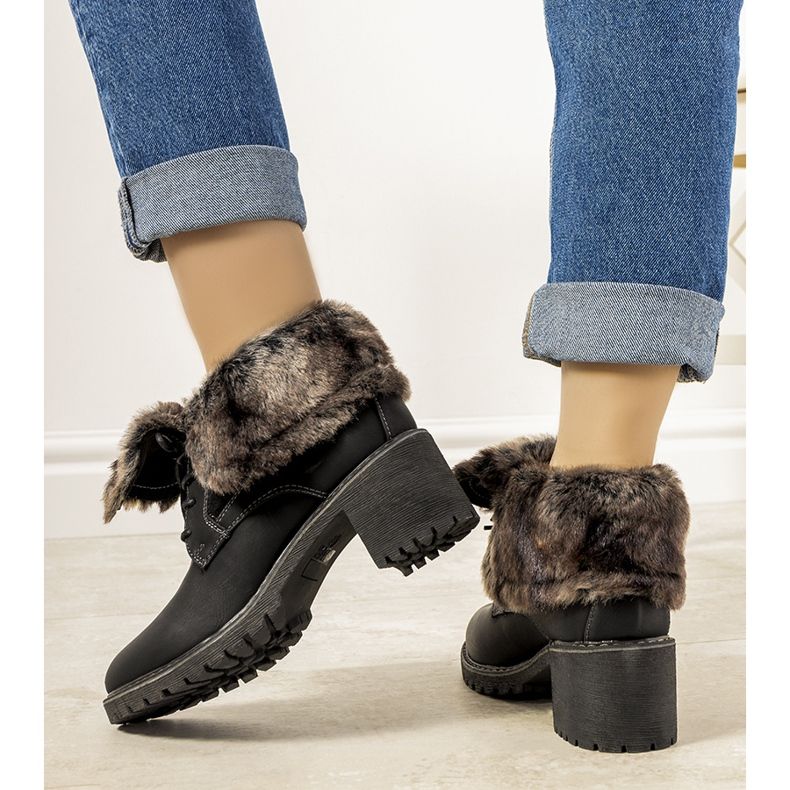 Botas negras aisladas con pelo Varrone negro 1 Botas negras aisladas con pelo Varrone negro 1