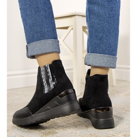 Botas negras sobre una cuña aislante Trento negro 1