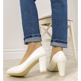 Bombas blancas en el poste de Unos blanco 1 Bombas blancas en el poste de Unos blanco 1