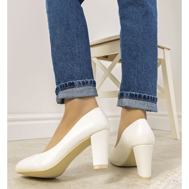 Bombas blancas en el poste de Unos blanco 1 Bombas blancas en el poste de Unos blanco 1