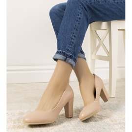 Bombas desnudas en la publicación Unos beige 1 Bombas desnudas en la publicación Unos beige 1