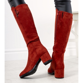 Botas rojas en el poste aislado Adame rojo 1
