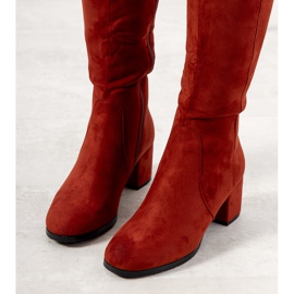 Botas rojas en el poste aislado Adame rojo 2