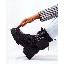 PG2 Botas Maureen negras acolchadas en un poste negro 2 PG2 Botas Maureen negras acolchadas en un poste negro 2