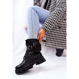 PG2 Botas Maureen negras acolchadas en un poste negro 6