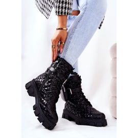 PG2 Botas Maureen negras acolchadas en un poste negro 5