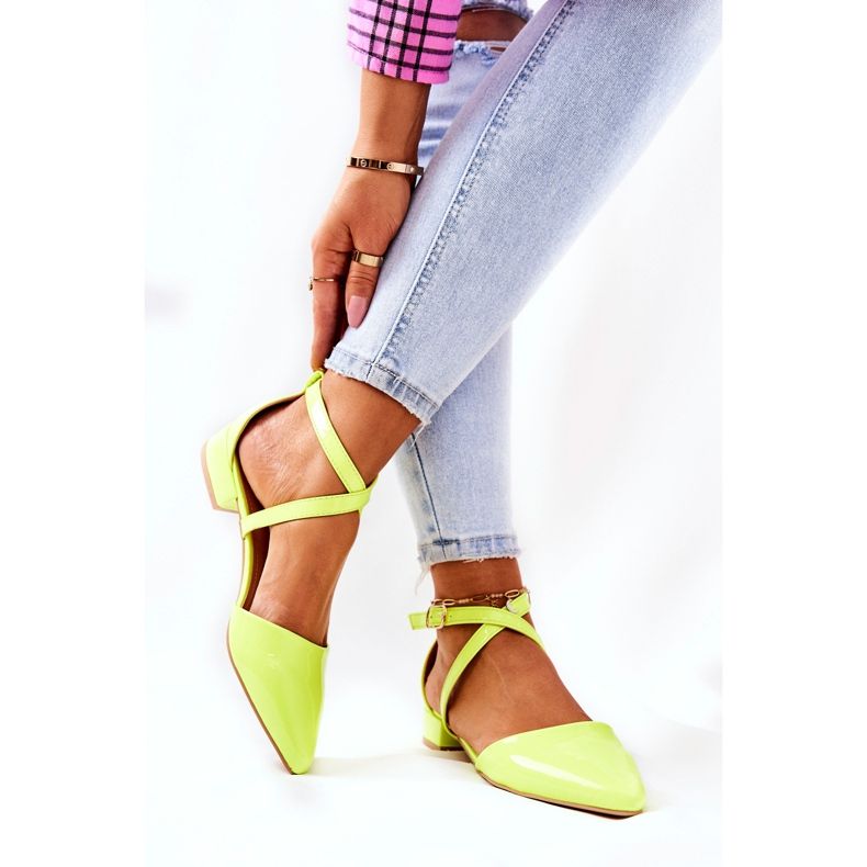 WS1 Zapatos de charol en tacones bajos Giovanna amarillo neón verde 2