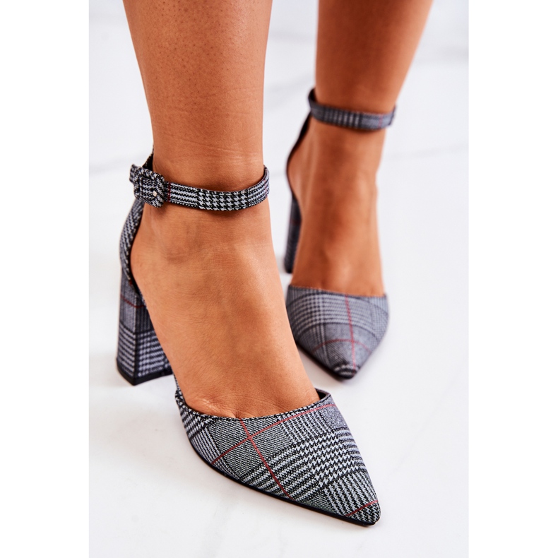 PS1 Bombas en un poste a cuadros en blanco y negro Harye 1 PS1 Bombas en un poste a cuadros en blanco y negro Harye 1