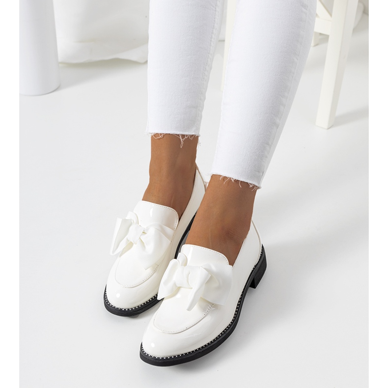 Zapatos Khale lacados en blanco 1