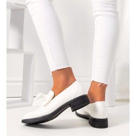 Zapatos Khale lacados en blanco 2