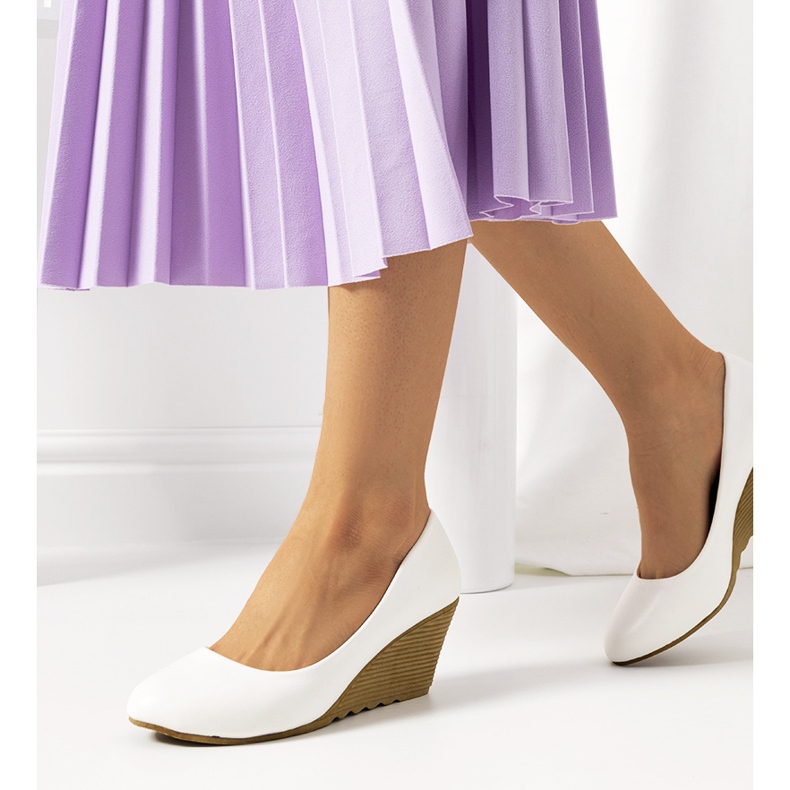 Bombas blancas en la cuña Unies blanco crudo 1