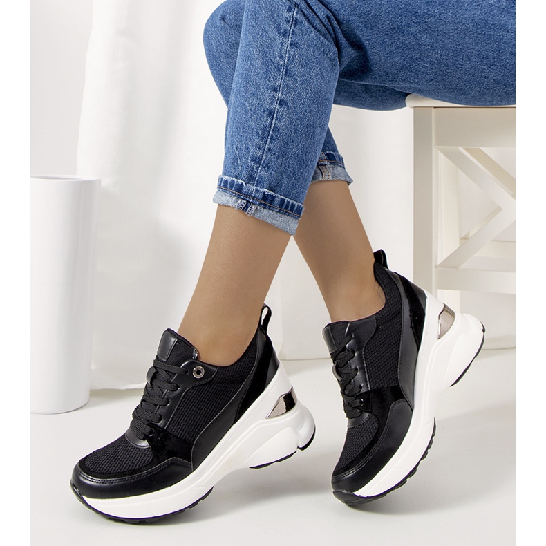 Zapatillas negras en la cuña de Cleveland. negro 1