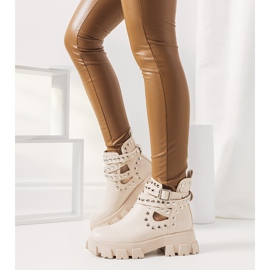 Botas beige con tachuelas Kinney 1 Botas beige con tachuelas Kinney 1