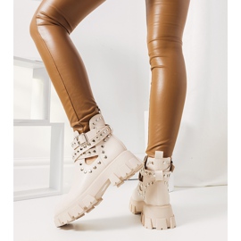 Botas beige con tachuelas Kinney 2 Botas beige con tachuelas Kinney 2