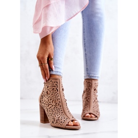 FB1 Botas Caladas Sobre Un Poste Beige Bretaña 2