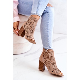 FB1 Botas Caladas Sobre Un Poste Beige Bretaña 1