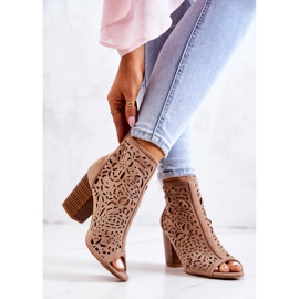 FB1 Botas Caladas Sobre Un Poste Beige Bretaña 3