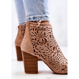 FB1 Botas Caladas Sobre Un Poste Beige Bretaña 5