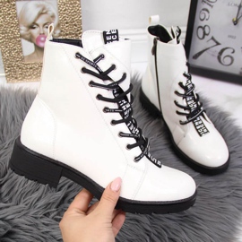 Vinceza W JAN32B botas asimétricas lacadas en blanco 1 Vinceza W JAN32B botas asimétricas lacadas en blanco 1