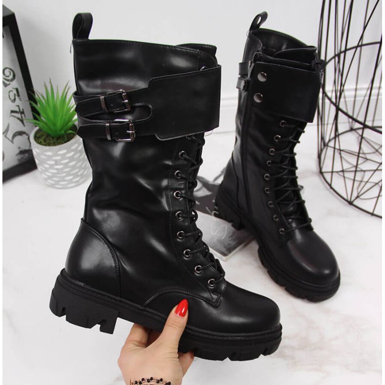 Trabajadores aislados en la plataforma Vinceza W JAN54 negra blanco negro 1