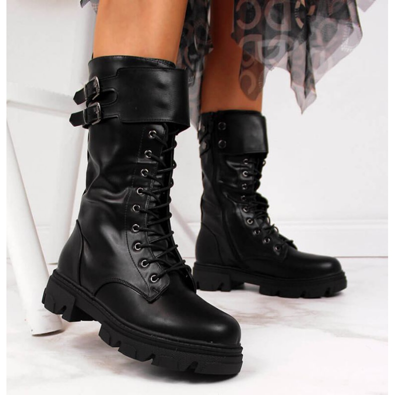 Trabajadores aislados en la plataforma Vinceza W JAN54 negra blanco negro 2