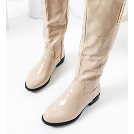 Botas lacadas en beige de Lozada 3