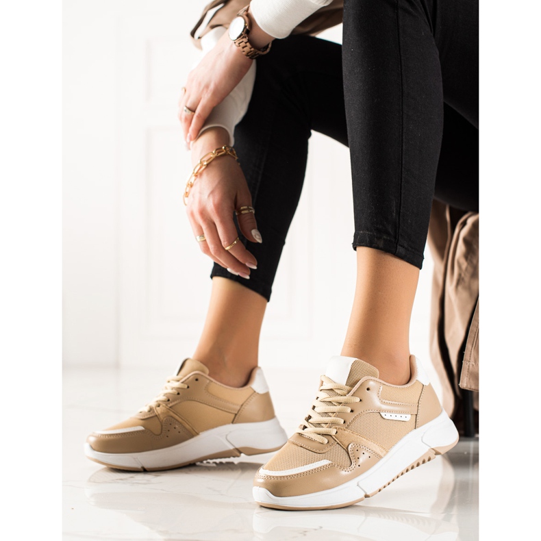 Ideal Shoes Zapatillas beige en la plataforma 1