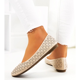 Bailarinas beige con estampado Grie calado 2