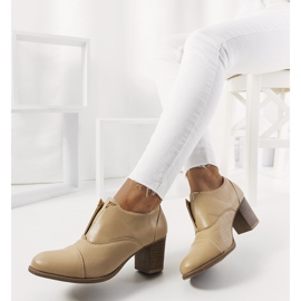 Botines beige en el puesto de zapatos Silentleaf 2