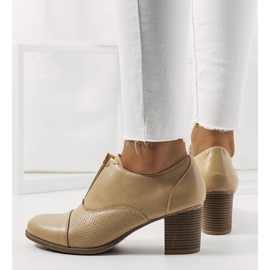 Botines beige en el puesto de zapatos Silentleaf 3