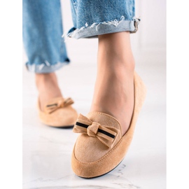 TRENDI Señores clásicos con un arco beige 1 TRENDI Señores clásicos con un arco beige 1