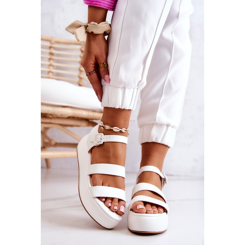 FS1 Sandalias de cuero en una elegante hebilla blanca blanco 1