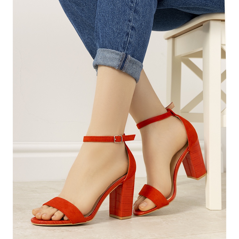 BM Bombas rojas en un poste con un patrón de serpiente Dolores rojo 1 BM Bombas rojas en un poste con un patrón de serpiente Dolores rojo 1