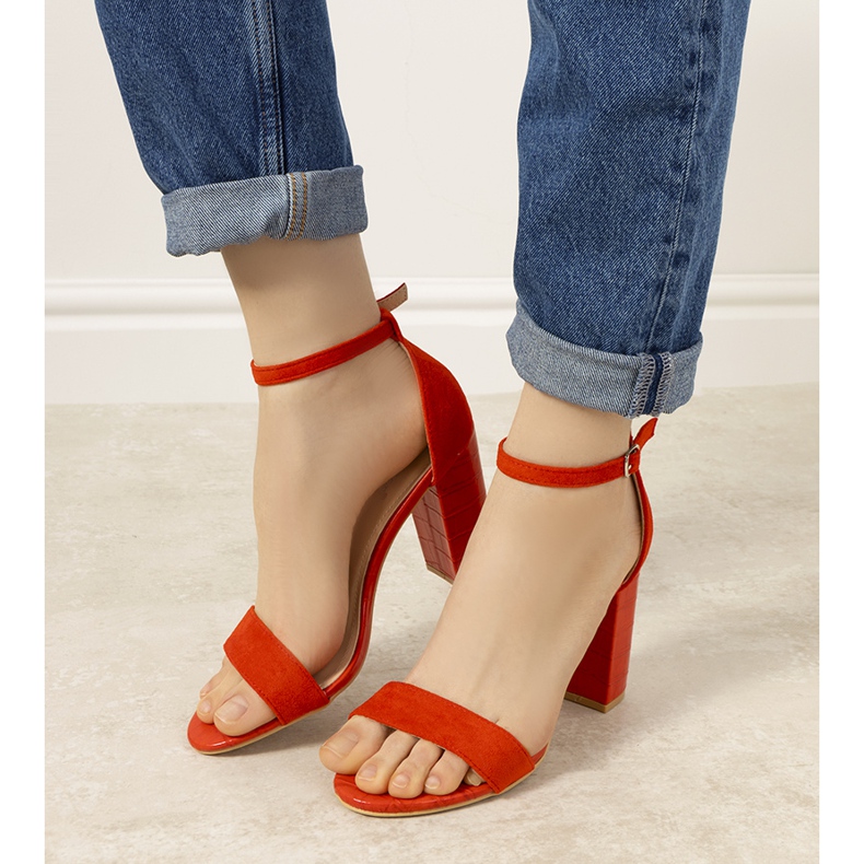 BM Bombas rojas en un poste con un patrón de serpiente Dolores rojo 2 BM Bombas rojas en un poste con un patrón de serpiente Dolores rojo 2