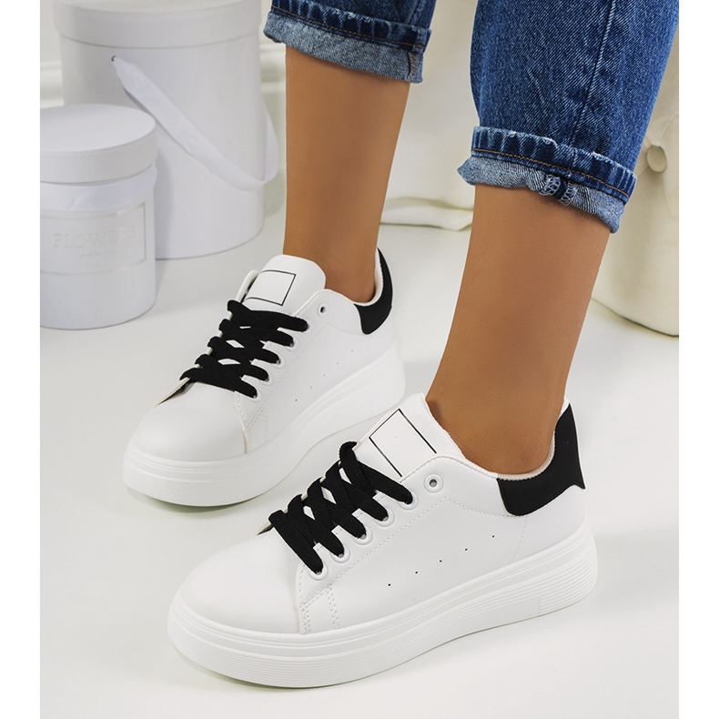 Zapatillas blancas y negras en la plataforma Justar blanco 1