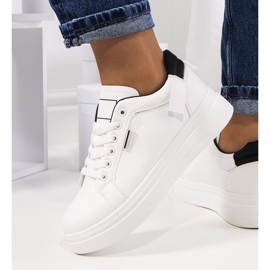 Zapatillas blancas en la plataforma de Perales blanco 1 Zapatillas blancas en la plataforma de Perales blanco 1