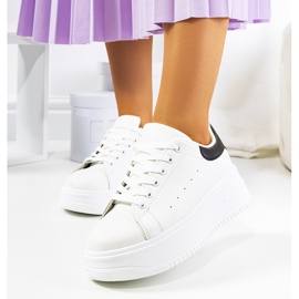 Zapatillas blancas en una plataforma alta de Lelica. blanco 1 Zapatillas blancas en una plataforma alta de Lelica. blanco 1