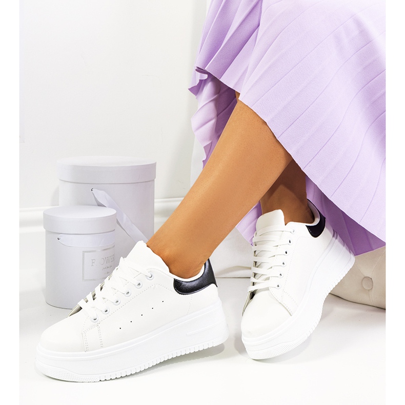 Zapatillas blancas en una plataforma alta de Lelica. blanco 2 Zapatillas blancas en una plataforma alta de Lelica. blanco 2