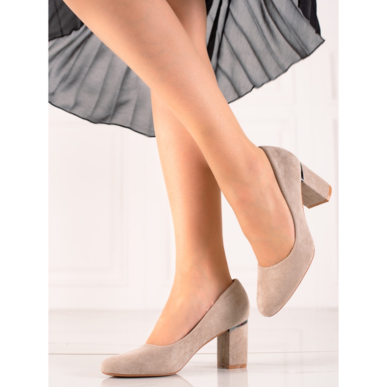 Goodin Bombas beige en un pilar 1