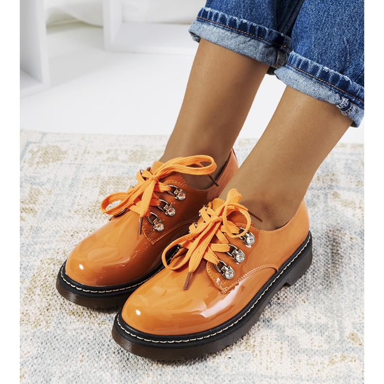 Zapatos lacados en naranja de Kristina 1