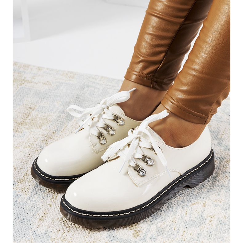 Zapatos lacados en blanco de Kristina 1 Zapatos lacados en blanco de Kristina 1