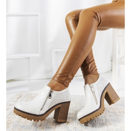 Zapatos plateados en el poste de Noemí blanco 1 Zapatos plateados en el poste de Noemí blanco 1