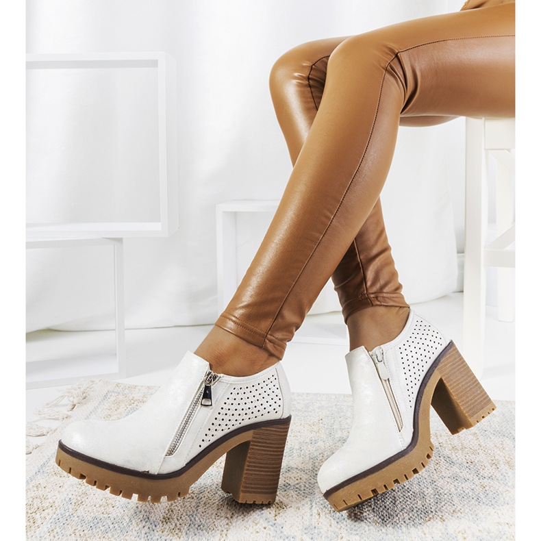 Zapatos plateados en el poste de Noemí blanco 1 Zapatos plateados en el poste de Noemí blanco 1